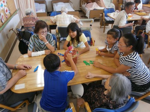 黒ひげ危機一髪！　奥では将棋の対戦