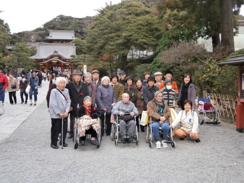 鶴岡八幡宮（後方は静御前も舞った舞殿）で集合写真