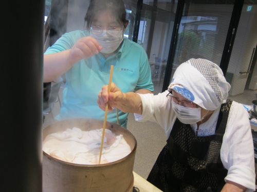 出来上がりをはかる菜箸の感触